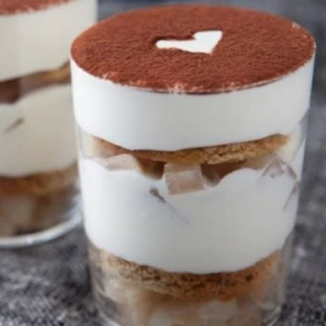 Tiramisu aus Lebkuchen mit pochierten Birnen