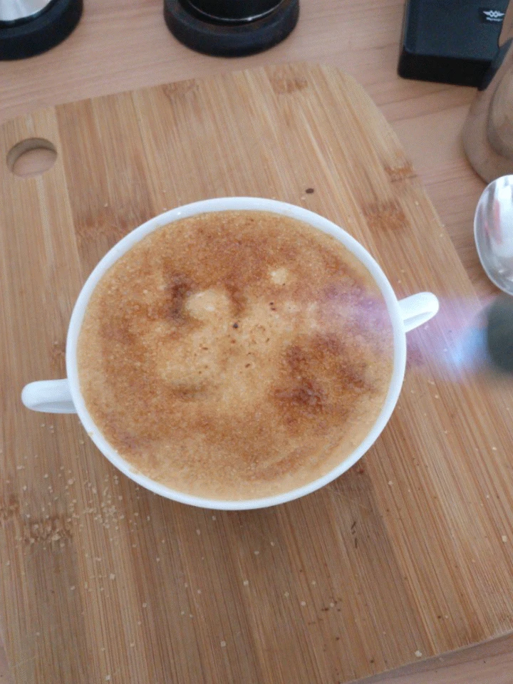 Der braune Zucker wird mit dem Bunsenbrenner karamellisiert