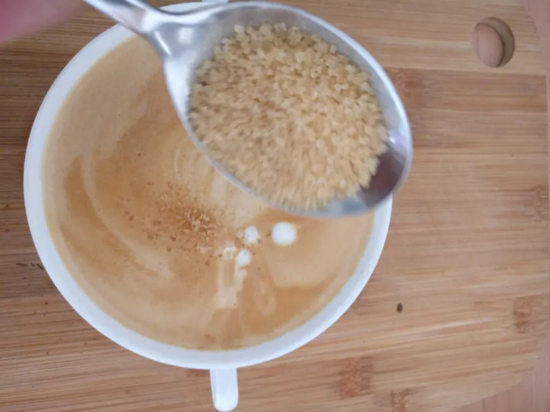 Brauner Zucker wird dem Kaffee hinzugefügt