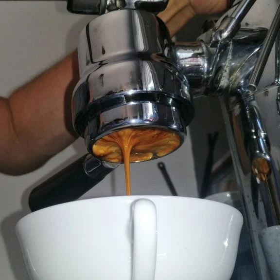 Extraktion eines Espressos auf La Pavoni Hebelmaschine