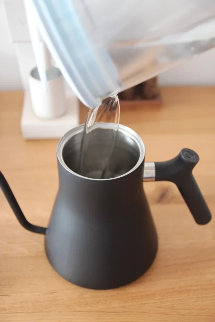 Brita-Glaskaraffe mit gefiltertem Wasser