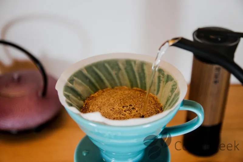 Hario V60 Filter mit Papierfilter, bereit zum Aufgießen