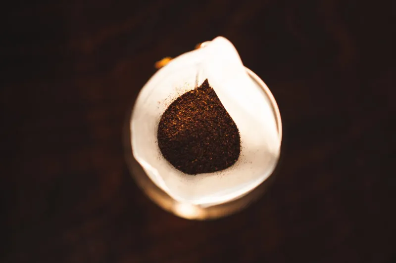 Kaffeemahlung mit der richtigen Körnung für den Filter, gleichmäßige Partikel