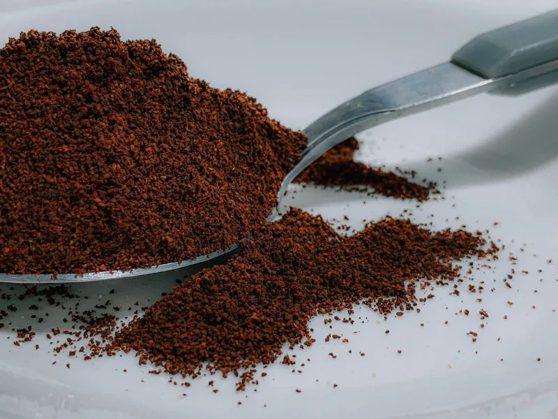 Sehr fein gemahlener Kaffee, fast pulverartig, auf einer weißen Oberfläche