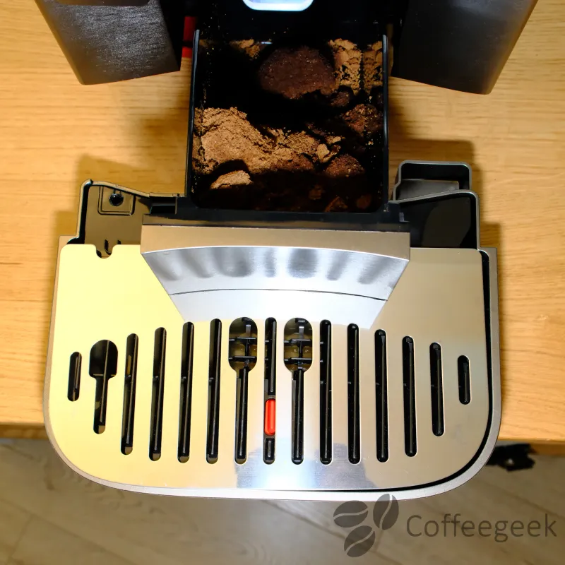 Der Kaffeesatzbehälter der De'Longhi Magnifica Duo