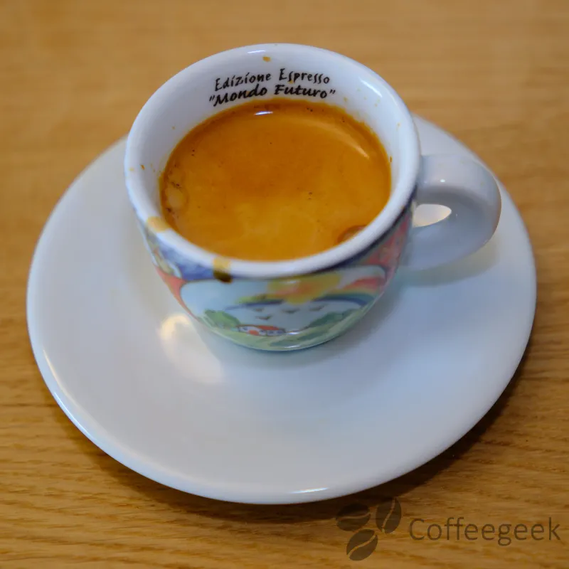 Überextrahierter Espresso-Shot mit dunkler, fleckiger Crema
