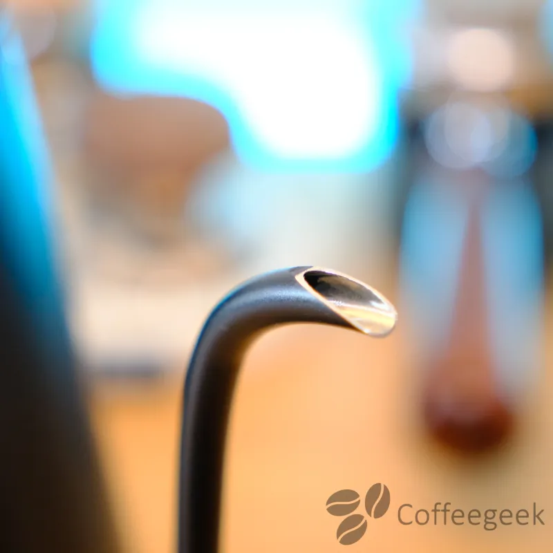 Timemore Fish PRO X gießt Wasser in einer langsamen Spirale über einen V60-Filter