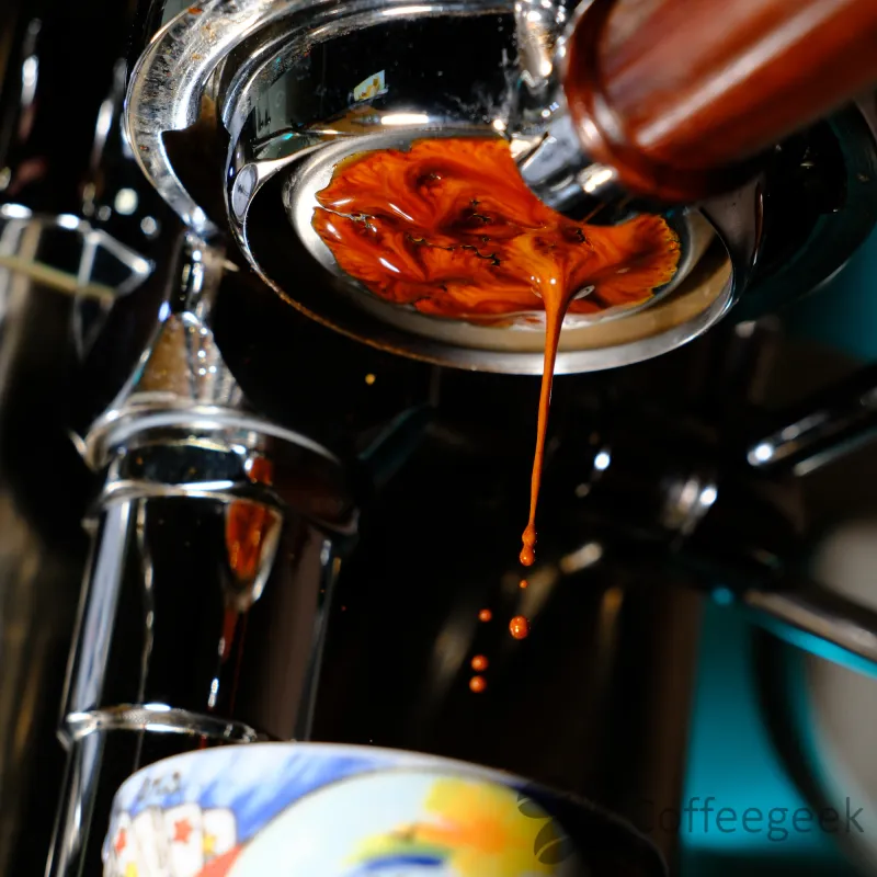 Bottomless Siebträger an der Maschine befestigt, Kaffee läuft nach 10 Sekunden