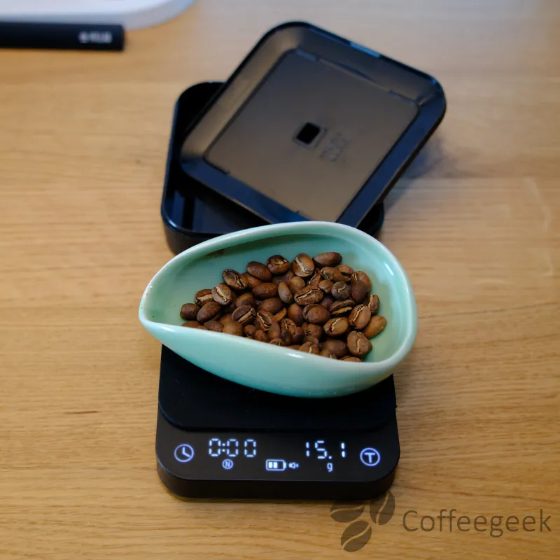Abwiegen von 15 g Kaffee mit der Wacaco Exagram Pro Waage