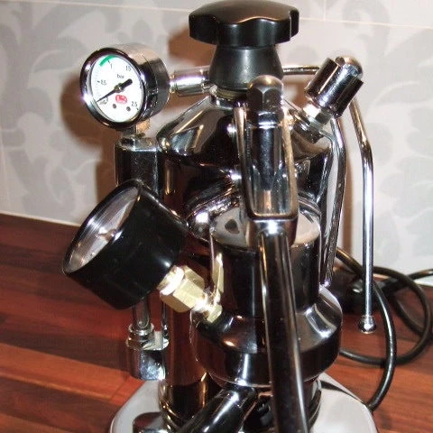 Modified piston with pressure gauge