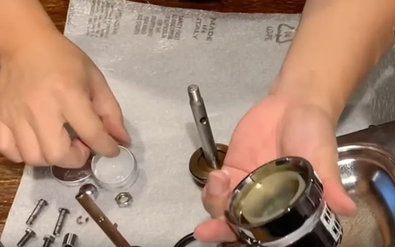 Greasing inside the piston body