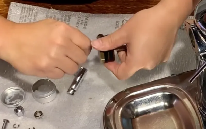 Mounting the piston seals