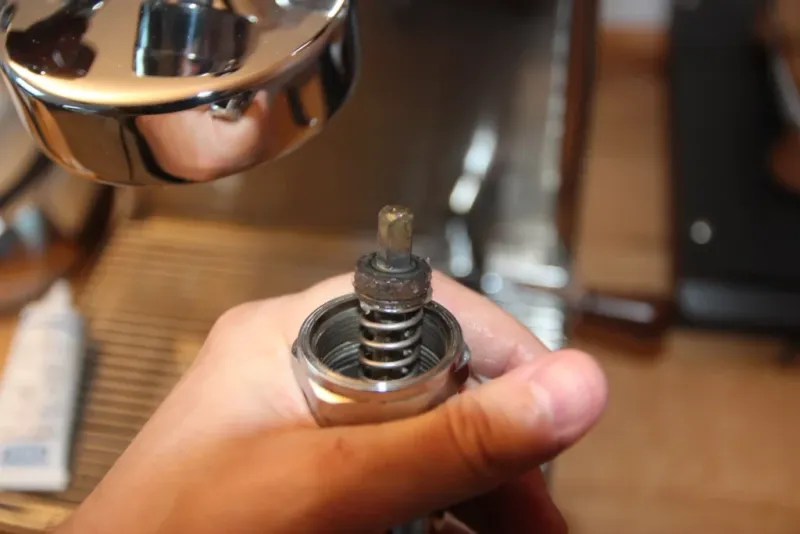 Unscrewing pre-infusion valve