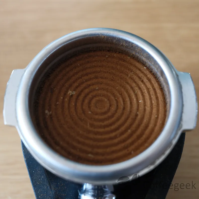 Fine and homogeneous espresso grind from the Timemore Bricks 01S in the container