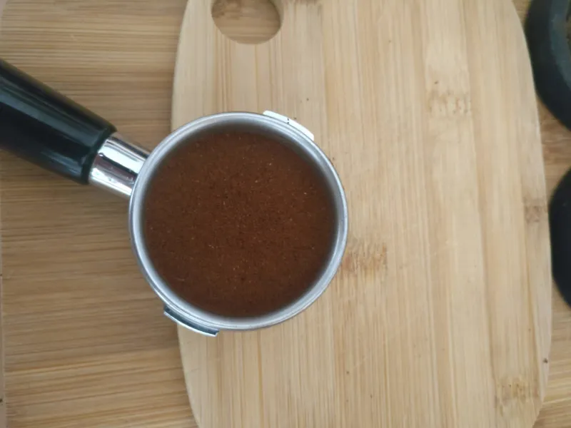 El café ha sido prensado en el portafiltro