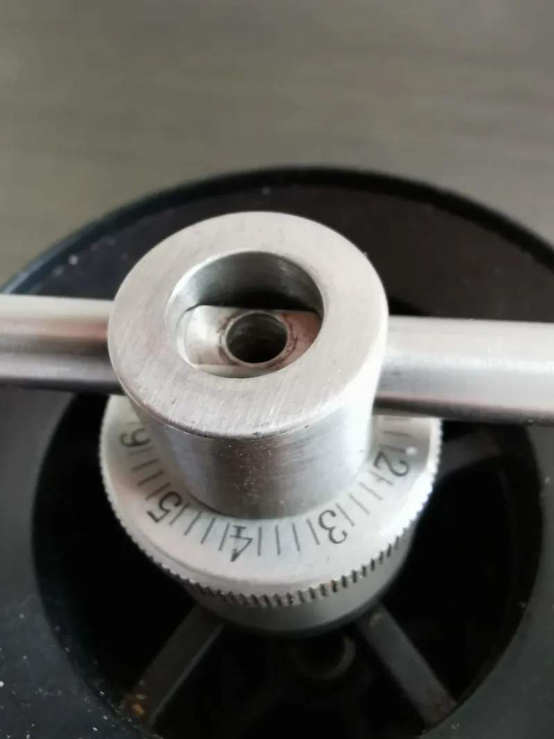 Para desmontar la rueda, hay que retirar el tornillo de la parte superior