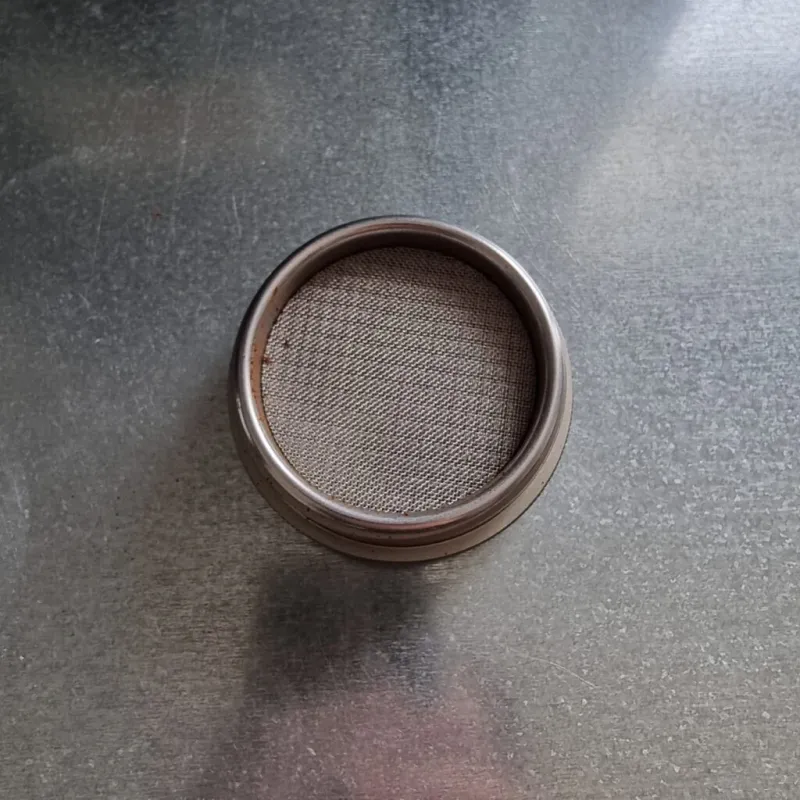 Prensado del café en el filtro del Picopresso con el tamper