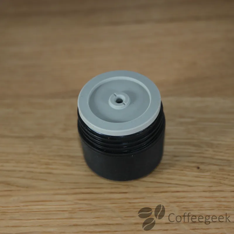 La válvula se coloca sobre el filtro antes del ensamblaje