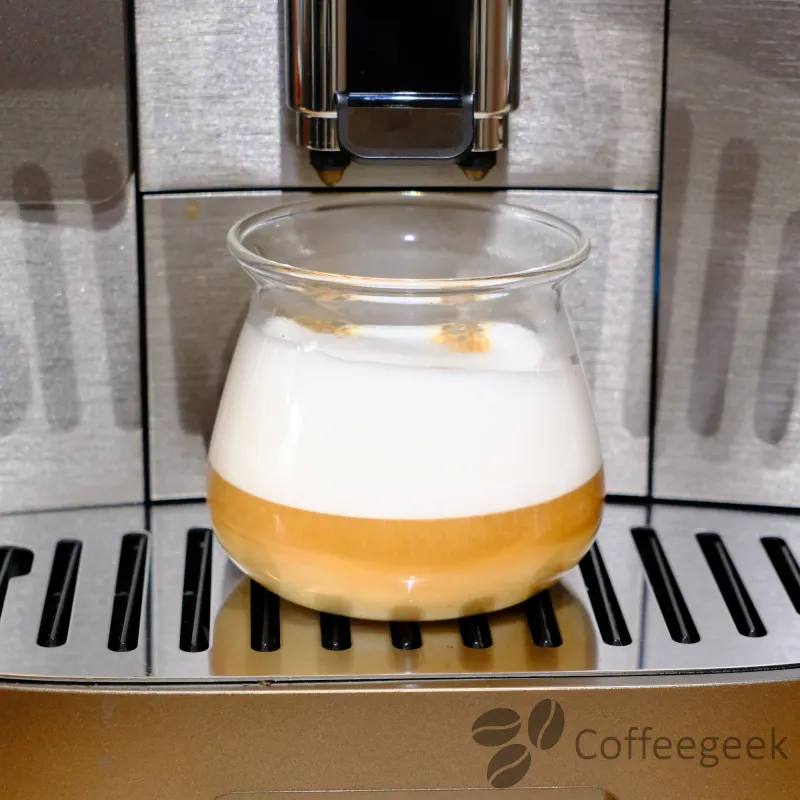 Un cappuccino preparado con la De'Longhi Magnifica Duo