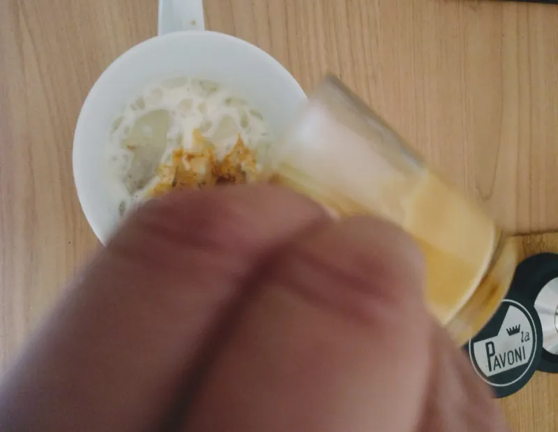 L'espresso est versé dans le lait froid