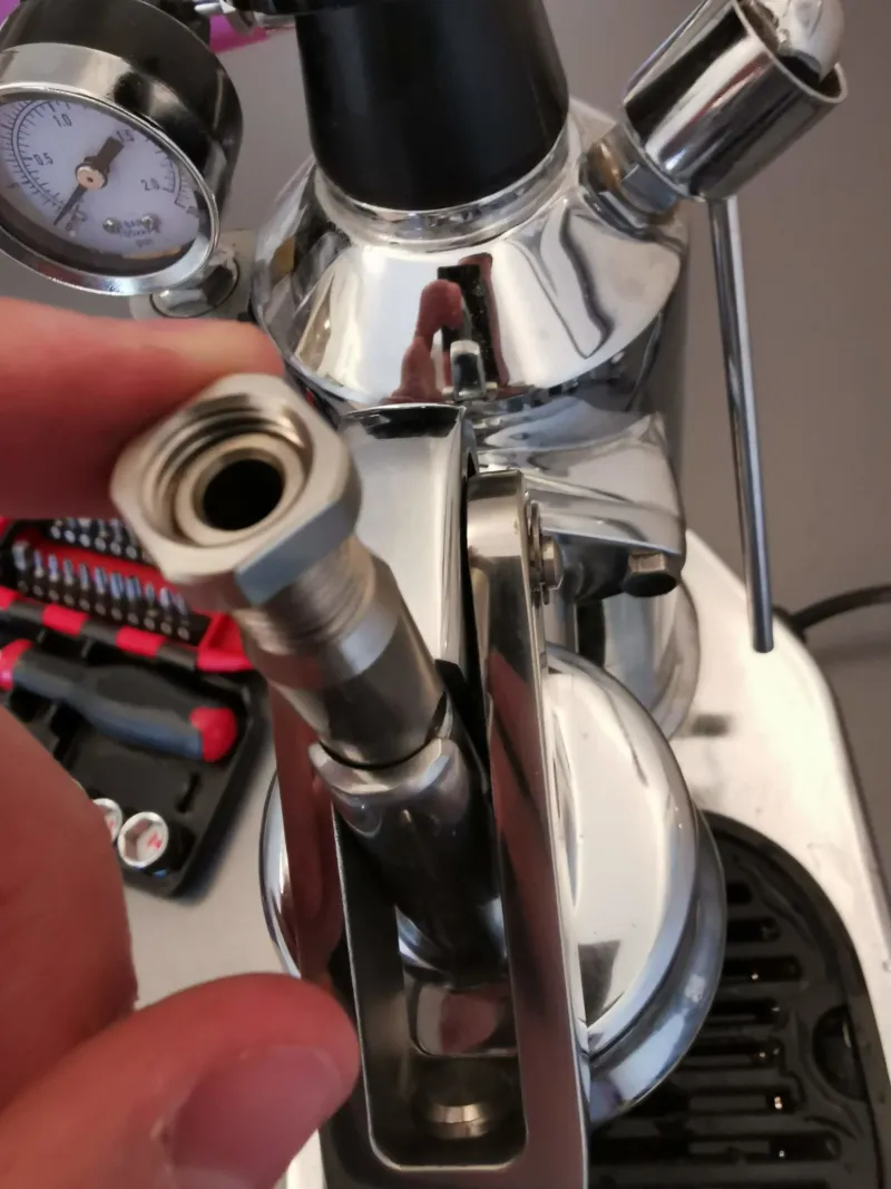 Insertion écrou piston