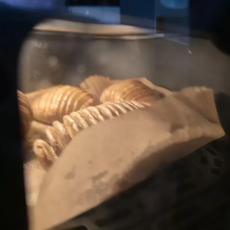 Vue à travers la vitre de l'Airfryer pendant la cuisson