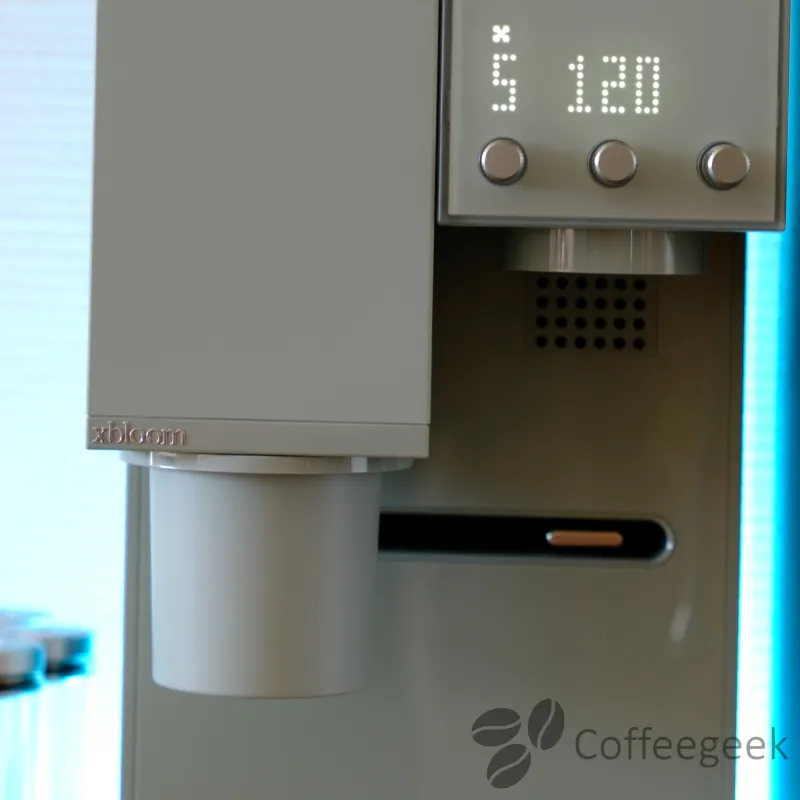 Dosing cup magnétique installé sous la xBloom Studio