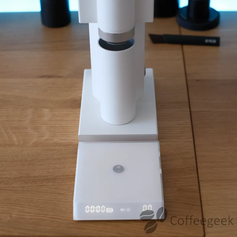 Timemore Bricks 01S posé sur le plan de travail avec la balance Timemore devant