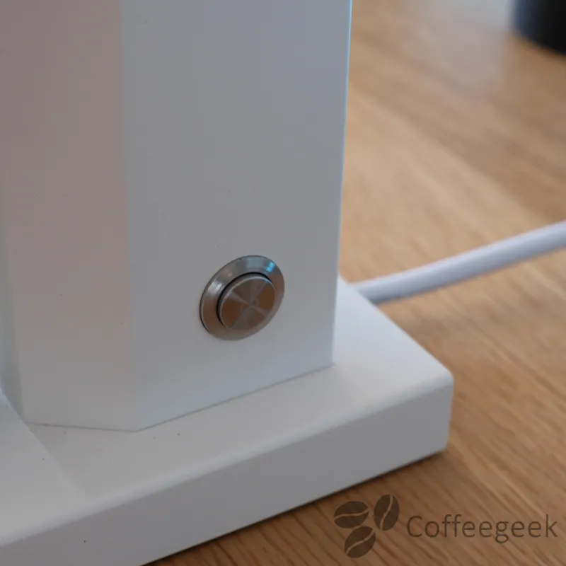 Bouton on/off du Timemore Bricks 01S en gros plan sur le corps aluminium