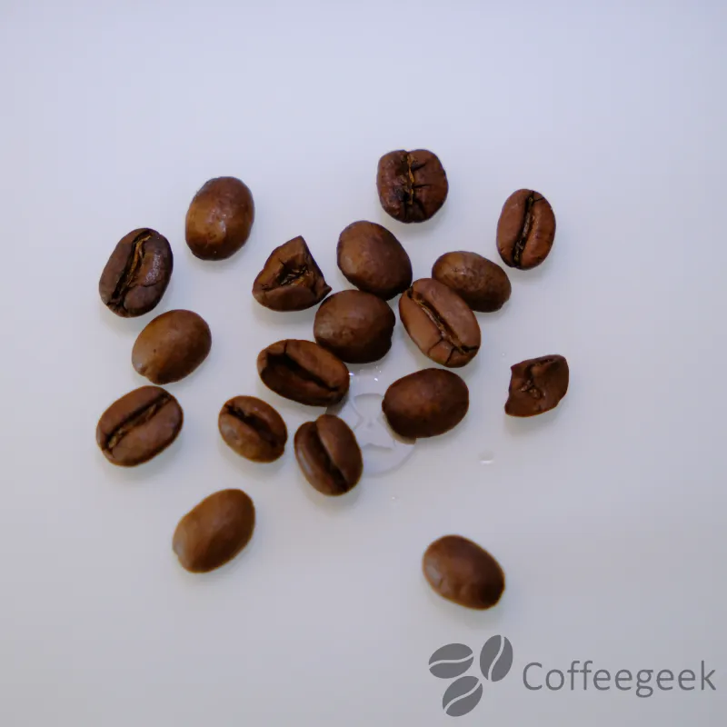 Grains de café Guayaba Nature torréfiés pour espresso montrant le niveau de torréfaction