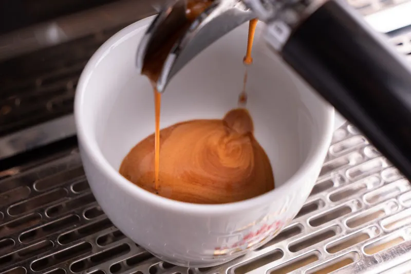 Extraction d'espresso avec une crema épaisse et instable, signe d'un café trop jeune