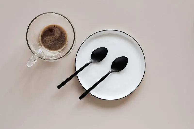 Tasse de café instantané préparée, vue de dessus, avec une cuillère posée sur le rebord