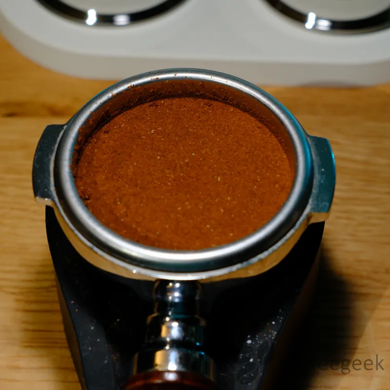 Passage du répartiteur, café parfaitement réparti dans le porte-filtre