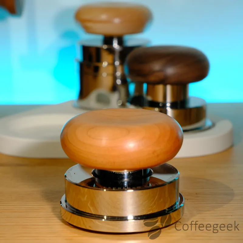 Vue de dessous du répartiteur Timemore PUCKS, aimants et motif en étoile visibles