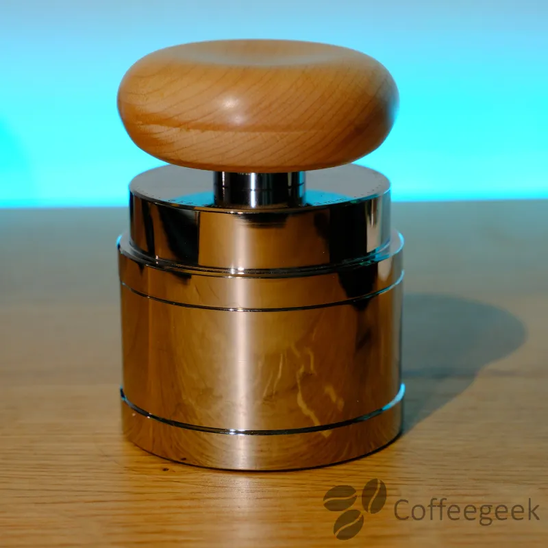 Résultat après utilisation du WDT Timemore PUCKS, café réparti et grumeaux cassés
