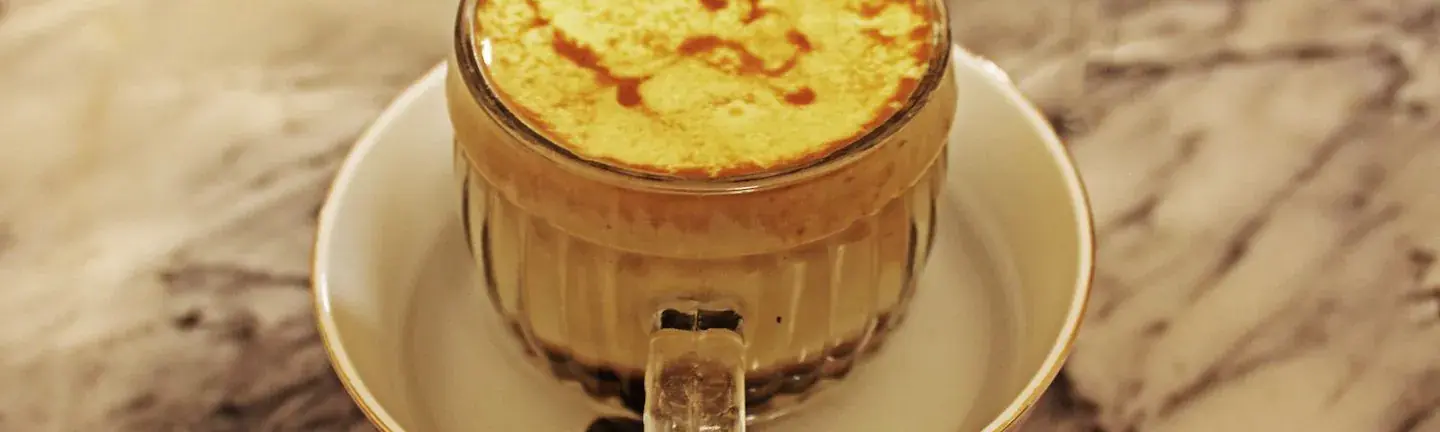 Explore Vietnamese egg coffee, a unique creation combining heritage and innovation, developed in 1946 by Nguyen Van Giang. Follow our simple steps to prepare this smooth beverage, delicious both hot and cold. Let yourself be charmed by its distinctive flavors and incorporate this fascinating recipe into your coffee experience!