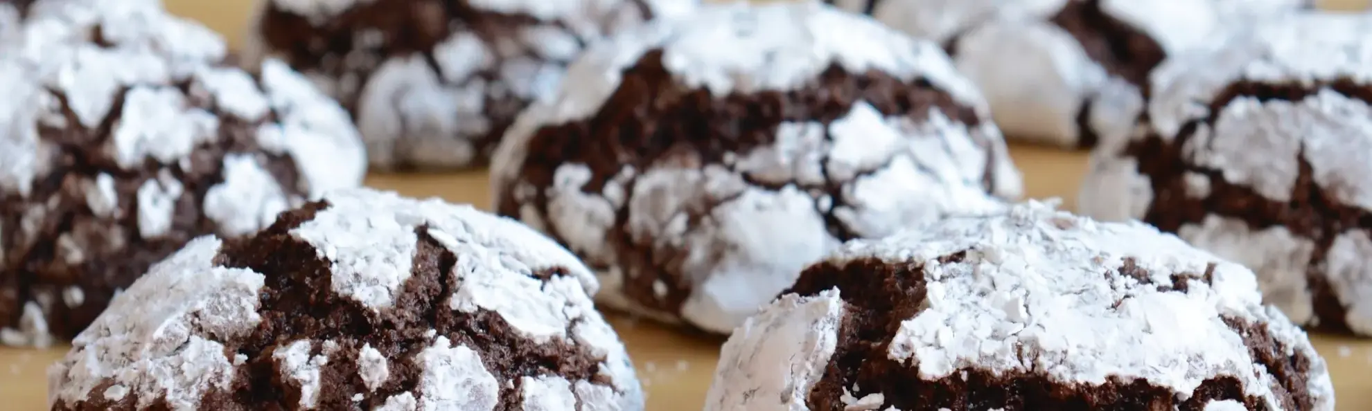 Discover crinkles, these delicious chocolate cakes that captivate with their soft texture inside and their crackled crust outside. Ideal to accompany a coffee, these treats were created in the 1950s in Minnesota. Their preparation is simple and quick, making them a perfect option to add a gourmet touch to your breaks. Don't hesitate to try our easy recipe to enjoy these little wonders at home!