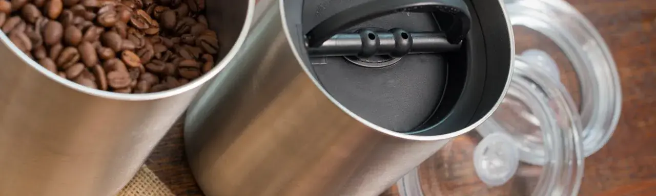 Optimize your coffee storage to preserve its aromas and avoid common mistakes. Discover the differences between storing whole bean and ground coffee, and adopt the best practices to savor every cup.