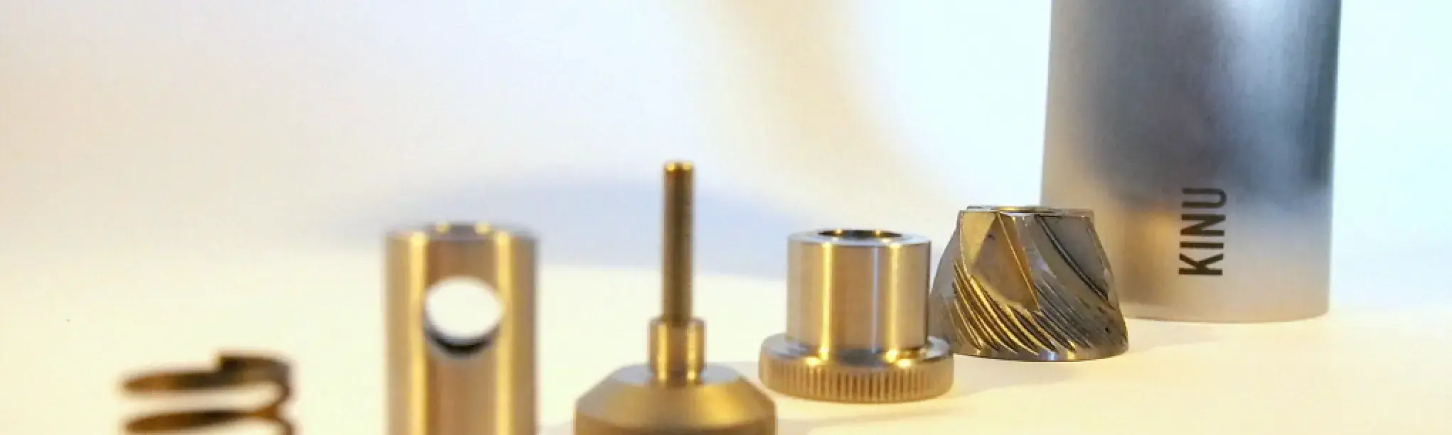 Discover my experience with the Kinu M47 manual grinder, a high-end model offering precise grinding, and my tip to preserve your settings after maintenance. Comparison with the Apollo grinder included.