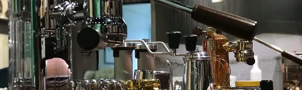 Master water pressure management on your La Pavoni coffee machine to optimize your espresso extraction. Tips, methods, and tools to control piston pressure and consistently achieve perfect preparations.