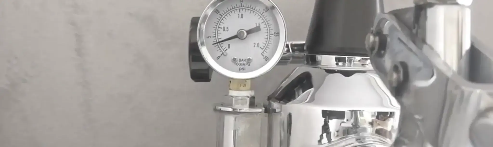 Discover in video my morning ritual for preparing a perfect coffee. From grinding to extracting an espresso, including milk foam, I share each step and my tips for success.