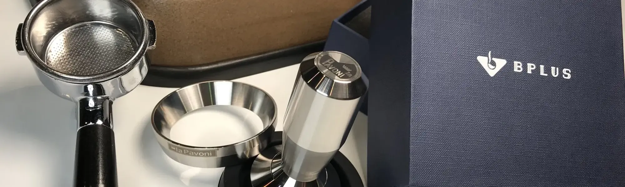 Discover how tamper diameter can influence your espresso preparation with a La Pavoni Europiccola. Comparison between a budget tamper and a high-end model, and why 51.5 mm makes all the difference.