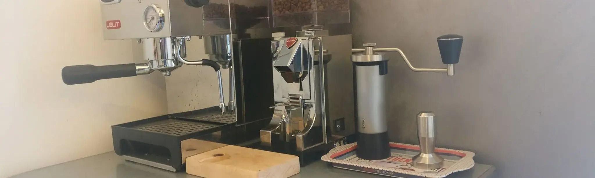 Discover our complete test of the Lelit 41 TEM PID, a manual espresso machine combining retro style and modern performance. Equipped with a PID for precise temperature control, it offers optimal extraction customized to your coffee preferences.