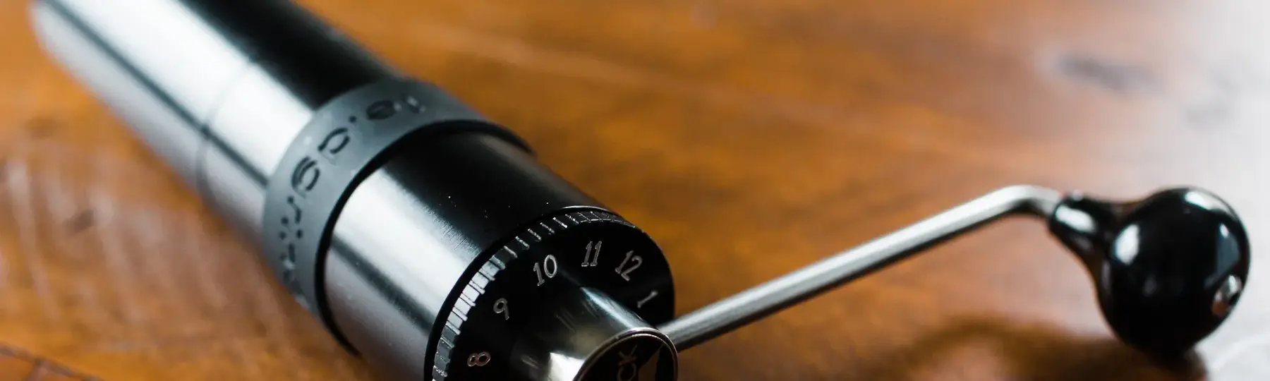 Discover high-end manual coffee grinders, ideal for enthusiasts seeking precision and authentic flavors. Selection of the best Kingrinder, 1Zpresso, Kinu, Timemore models and many others, with advice for choosing the perfect grinder for espresso or slow extraction.