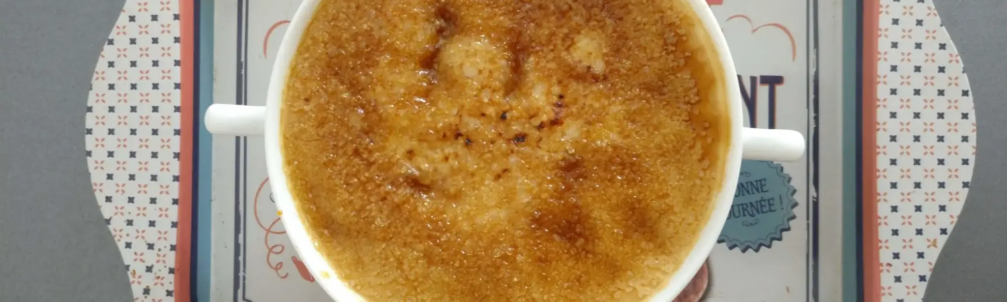 Learn how to make a caramelized latte that stands out with its delicious crème brûlée, achieved by sprinkling brown sugar and using a kitchen torch. This easy recipe gives you the opportunity to elevate your daily coffee with irresistible caramel notes. Transform your coffee breaks into a true gourmet experience, appealing to both coffee lovers and those with a sweet tooth. Don't miss this trick to make every cup an unforgettable moment.