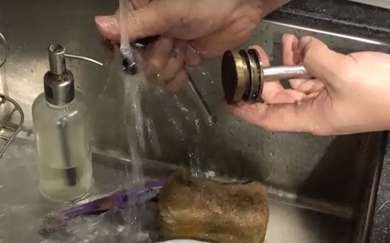 Cleaning the piston