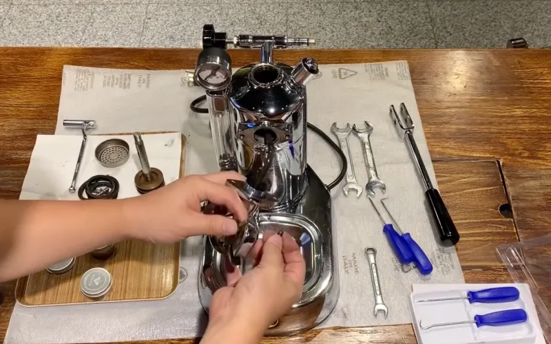 Remove the La Pavoni head