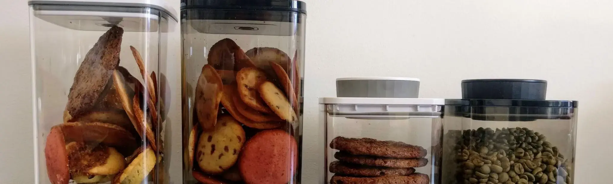 Discover how Ankomn manual airtight containers can extend the freshness of your food and coffee by reducing air and moisture. This comprehensive test presents the Everlock and Turn-N-Seal models, their effectiveness, maintenance and value for money.