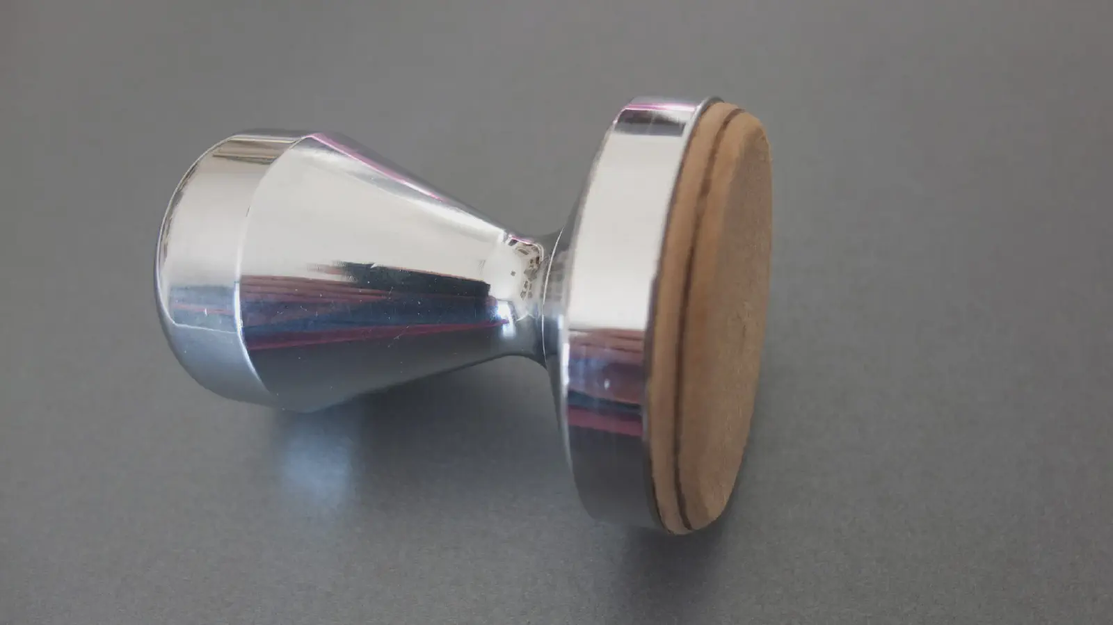 Tamper adjusted to filter basket