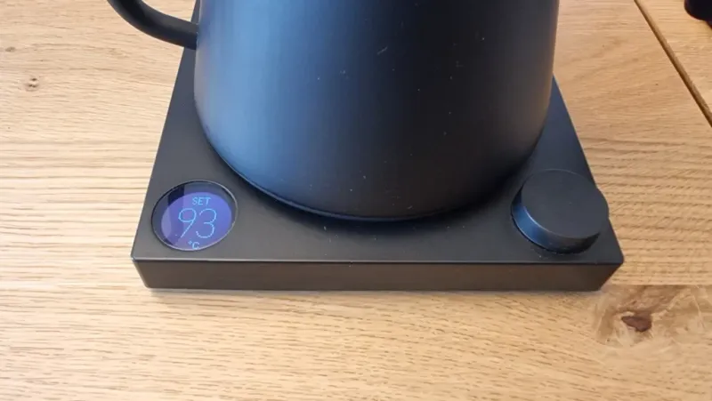 Thermometer and kettle for controlling water temperature